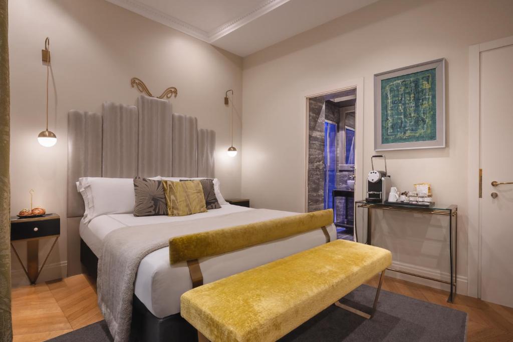 Postel nebo postele na pokoji v ubytování Torre Argentina Relais - Residenze di Charme