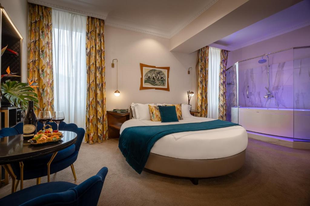 Postel nebo postele na pokoji v ubytování Torre Argentina Relais - Residenze di Charme