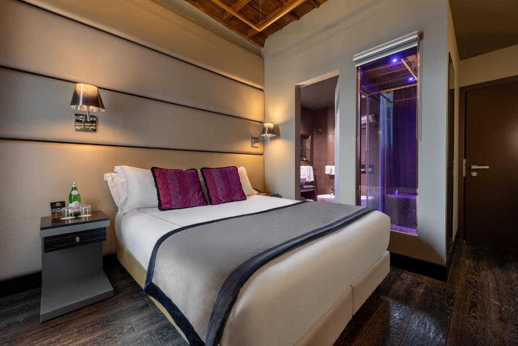 Postel nebo postele na pokoji v ubytování Torre Argentina Relais - Residenze di Charme