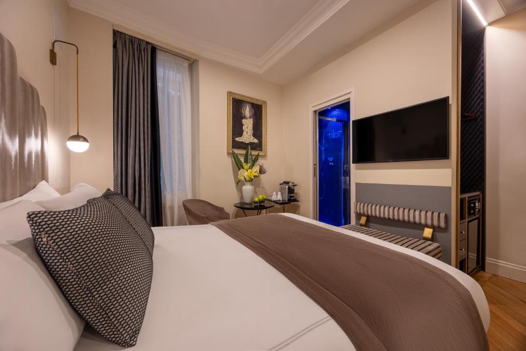Postel nebo postele na pokoji v ubytování Torre Argentina Relais - Residenze di Charme