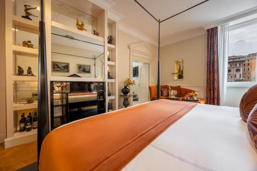Postel nebo postele na pokoji v ubytování Torre Argentina Relais - Residenze di Charme