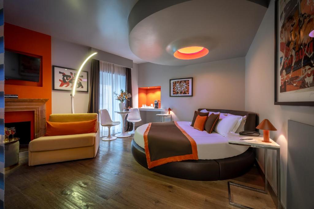 Postel nebo postele na pokoji v ubytování Torre Argentina Relais - Residenze di Charme
