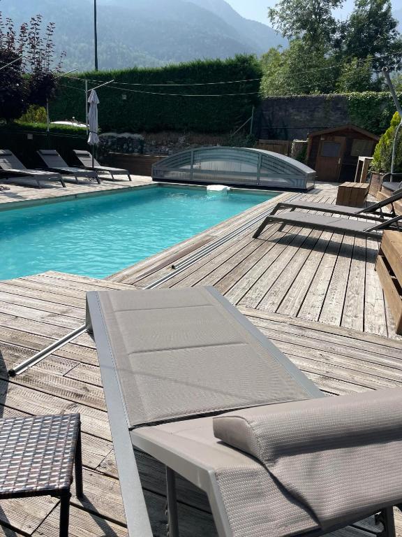 Bazén v ubytování Hôtel Neste de Jade nebo v jeho okolí