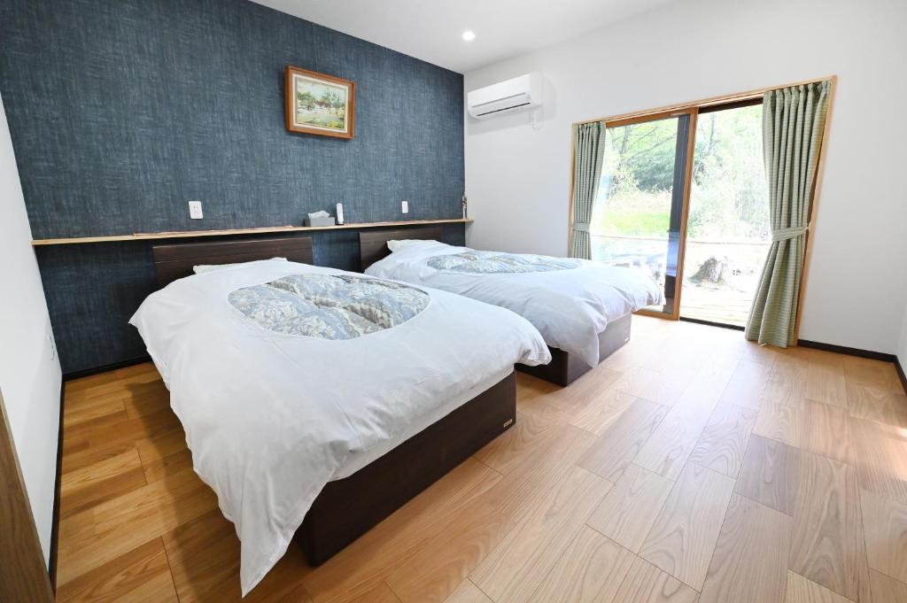 Postel nebo postele na pokoji v ubytování 峠のお宿 巧の実家 Magome Guest House, Along the Nakasendo Trail