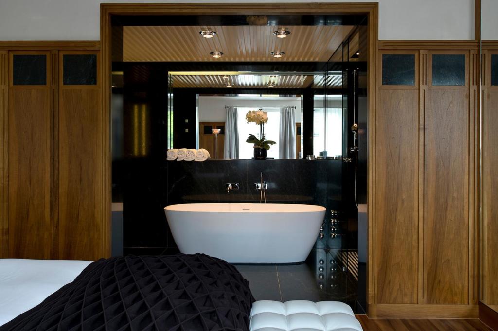 Postel nebo postele na pokoji v ubytování Widder Hotel - Zurichs Luxury Hideaway