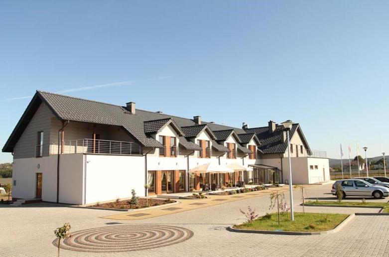 a building with a car parked in front of it at Gościniec Europejski in Miedziana Góra