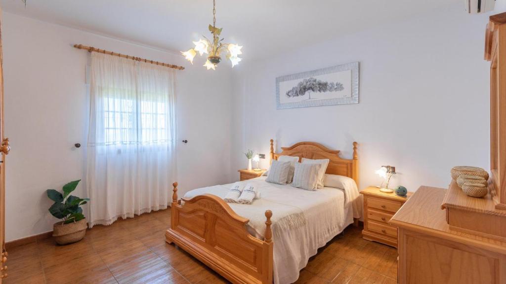 Postel nebo postele na pokoji v ubytování Cortijo La Encina Sayalonga by Ruralidays
