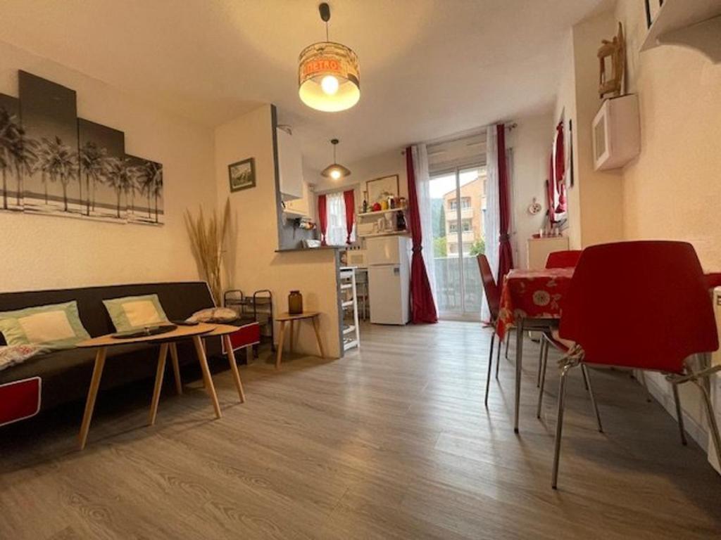 un salon avec un canapé et une table dans l'établissement F2 avec balcon, parking et équipements complets à Amélie-les-Bains-Palalda - FR-1-703-176, à Amélie-les-Bains-Palalda