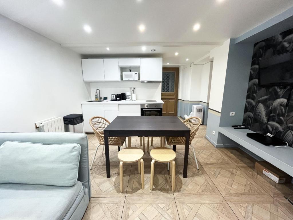 une cuisine et un salon avec une table et des chaises dans l'établissement Urban Flat 86 - Charming Paris Central Flat, à Paris