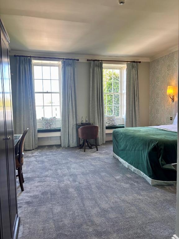 Ένα ή περισσότερα κρεβάτια σε δωμάτιο στο Baileys Hotel Cashel