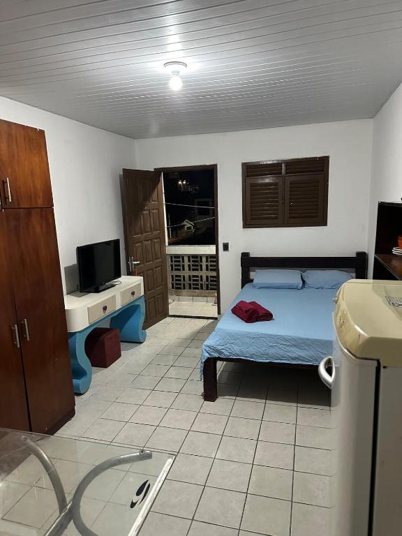 a bedroom with a bed and a television in it at Um quarto completo in João Pessoa