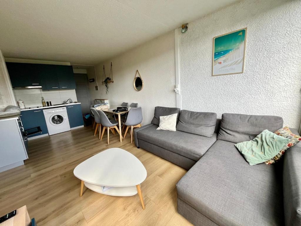 un salon avec un canapé et une table dans l'établissement Le Wharf, à Seignosse