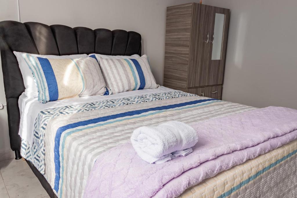 Postel nebo postele na pokoji v ubytování Habitación Privada en Kzona, Cerca al aeropuerto, Ideal para Escalas y Trámites