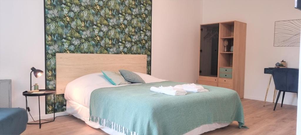 une chambre avec un lit avec des serviettes dessus dans l'établissement Grand Studio avec Terrasse et Parking - Vieux- Lille - Blaise, à Lille