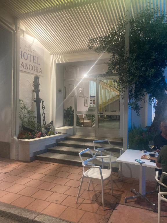 - un hall d'un hôtel avec des chaises et une table dans l'établissement Hotel L'Ancora, à La Caletta