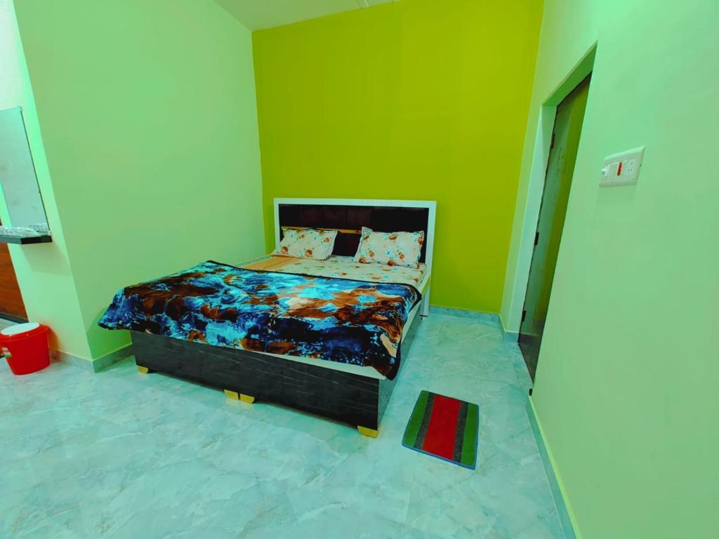 Postel nebo postele na pokoji v ubytování Akash Guest Hosue Near Ram Janam Bhumi
