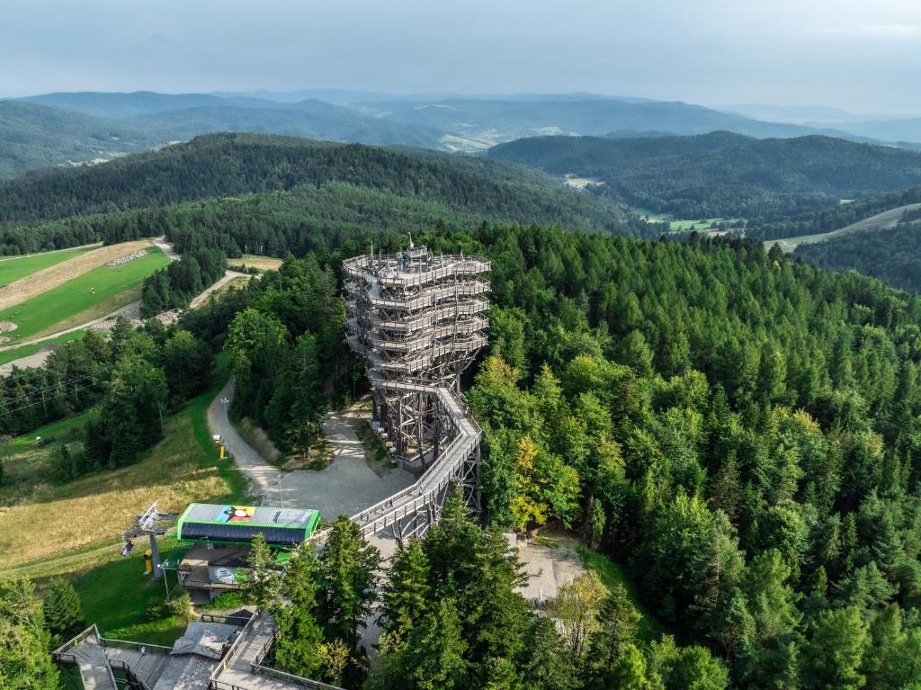 una vista aérea de un edificio en medio de un bosque en Słotwiny Arena, en Krynica-Zdrój