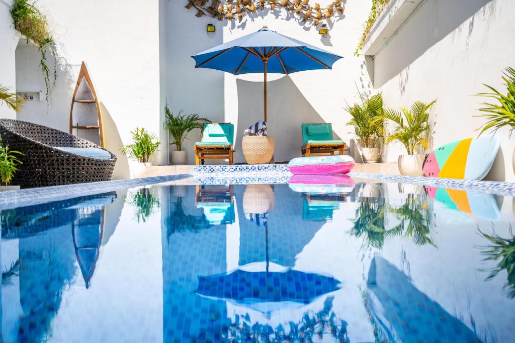 Bazén v ubytování Master Suite in shared Pool Villa -Ideal for Entertaining nebo v jeho okolí
