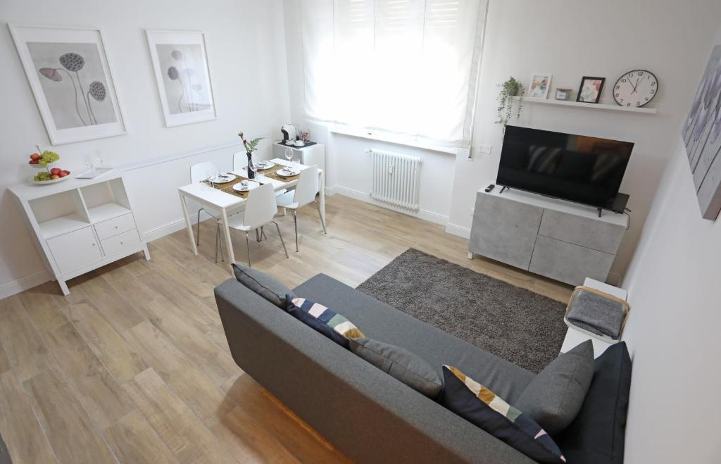 Una sala de estar con un sofá y un televisor. en Appartamento San Donato, en Florencia