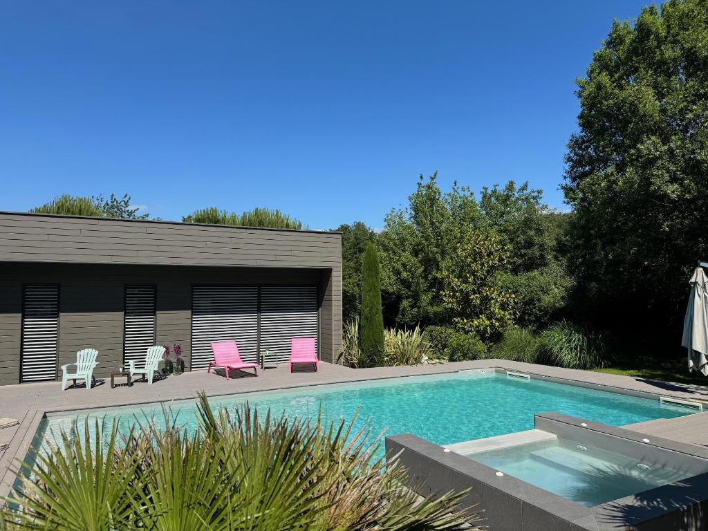Beaumont-lès-ValenceMagnifique Studio dans Villa Contemporaine au Calme avec Piscine & Parking Privé à Beaumont les Valence & Montéléger的一个带粉红色椅子的游泳池