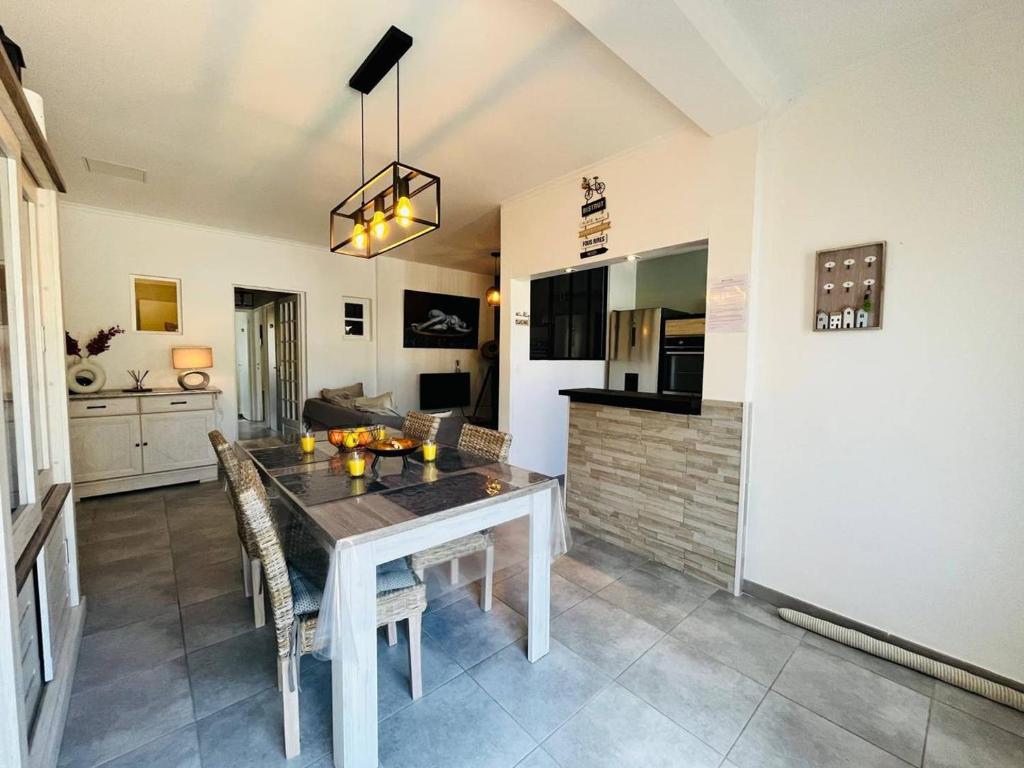 une cuisine et une salle à manger avec une table et des chaises dans l'établissement Polo, à Valras-Plage