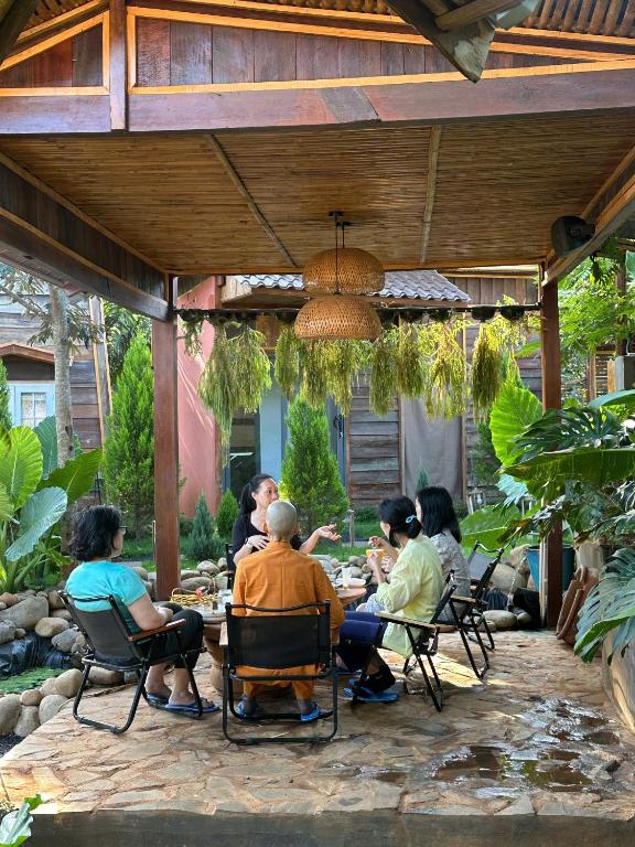 Garður fyrir utan Kim Đồng Riverside