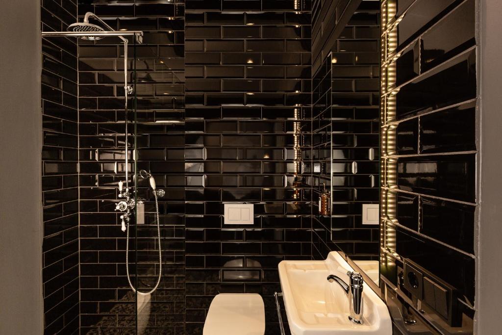 Koupelna v ubytování R13 - A Townhouse Hotel