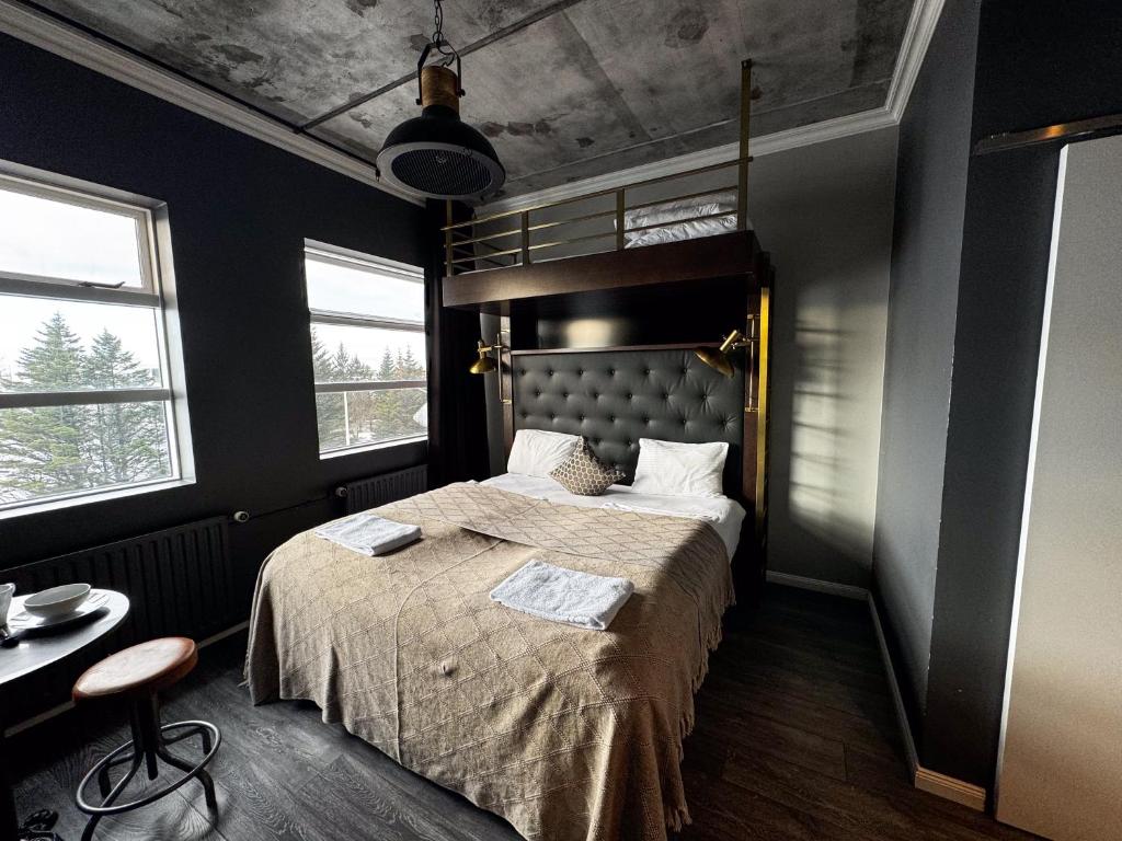 Postel nebo postele na pokoji v ubytování R13 - A Townhouse Hotel