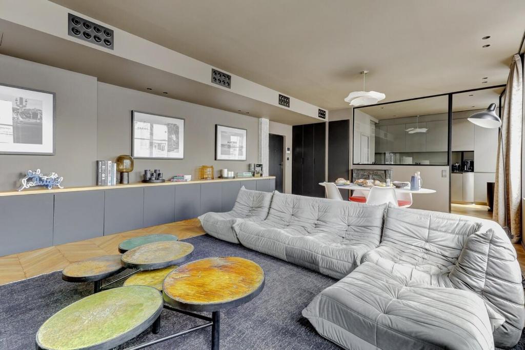 un salon avec un canapé et quelques tables dans l'établissement Vendome 2bd, à Paris