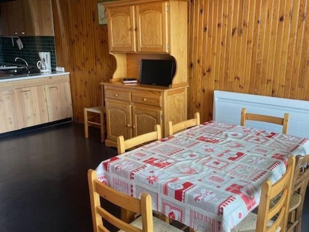 une salle à manger avec une table et une cuisine dans l'établissement Confortable 2 Pièces Cabine 6 Pers, Animaux Acceptés, Pistes et Commerces à Proximité - FR-1-636-142, à Orcières