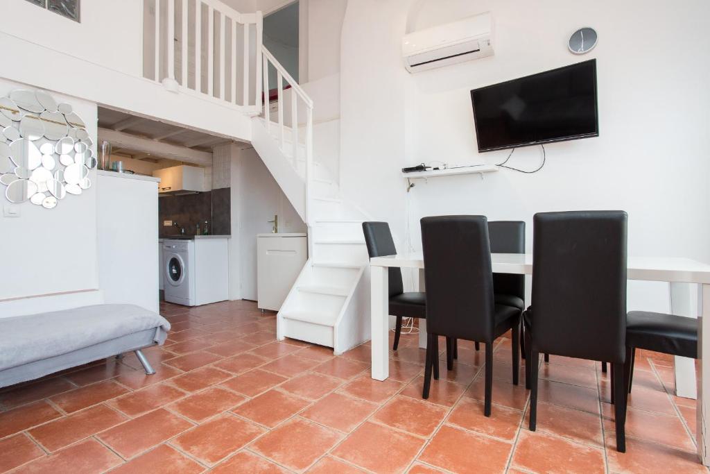 A television and/or entertainment centre at Appartement Carla sea view and Palais Des Festivals