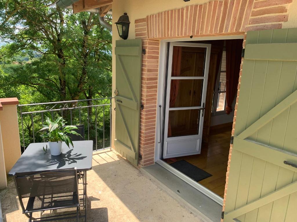 Balkon lub taras w obiekcie Gite campagne - Vue Pyrénées - Piscine
