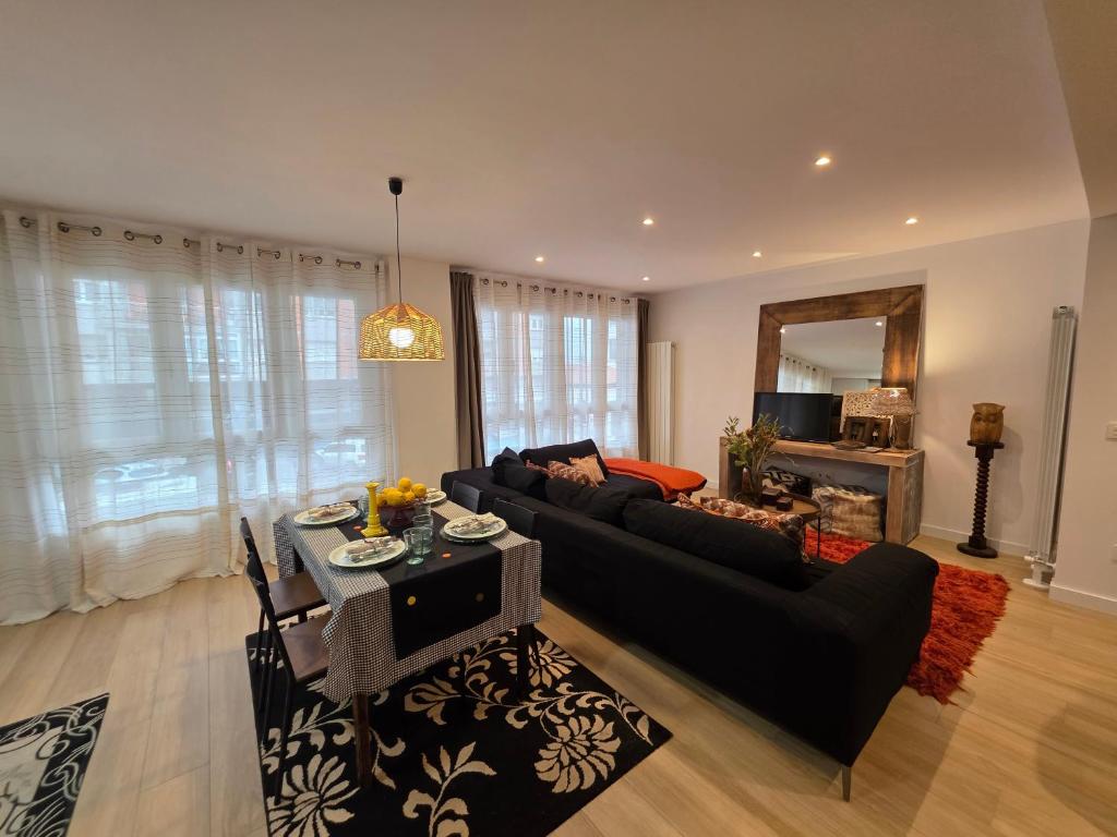 a living room with a couch and a table at Avilés Luce B - 3 habitaciones - 2 baños - VUT-7461-AS in Avilés