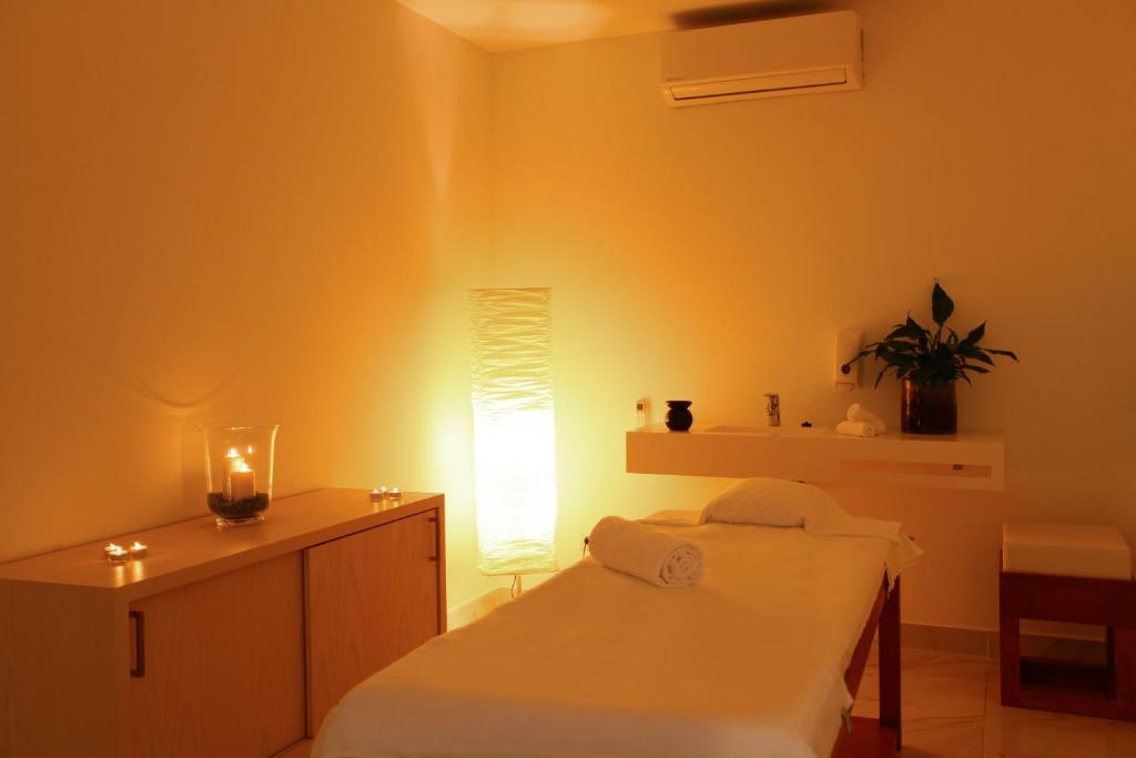 Cama ou camas em um quarto em Iberostar Waves Cala Millor - Adults Only