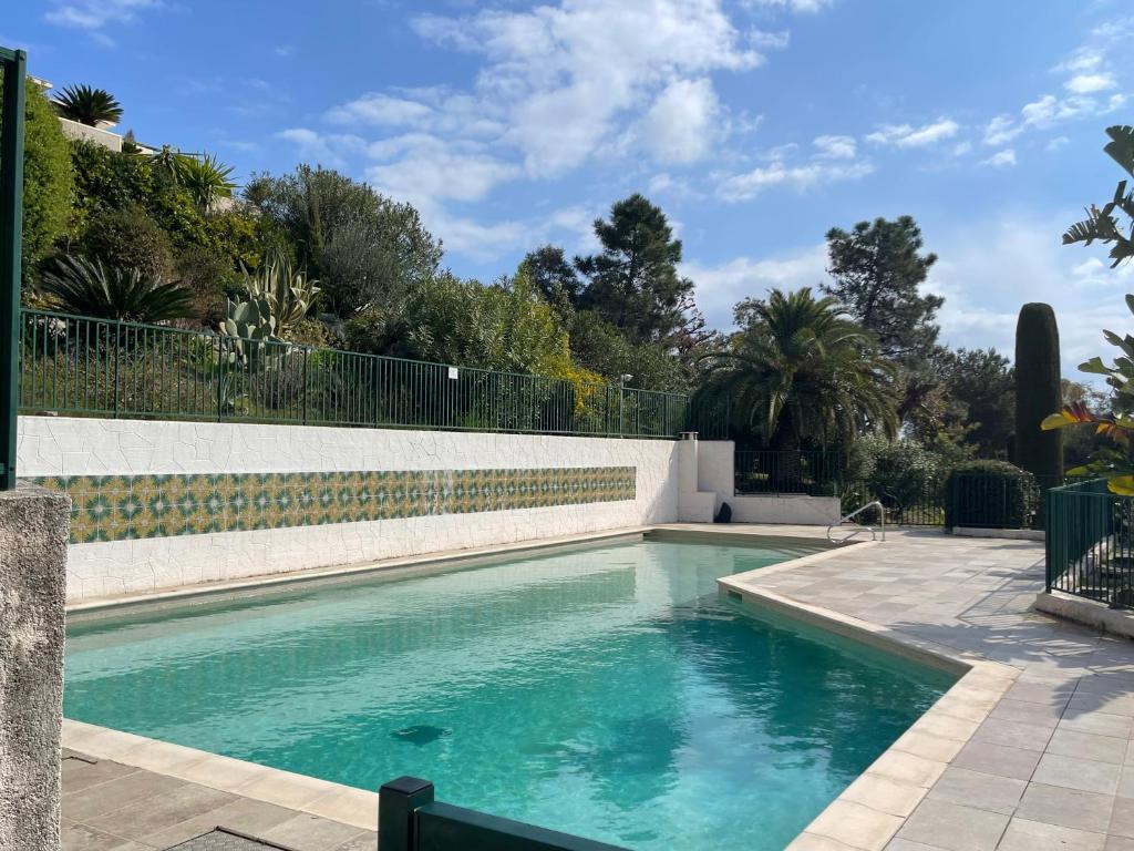 - une piscine dans une arrière-cour avec une clôture dans l'établissement MANDELIEU 2 BEDROOMS APARTMENT with Swimming Pool, à Mandelieu-la-Napoule