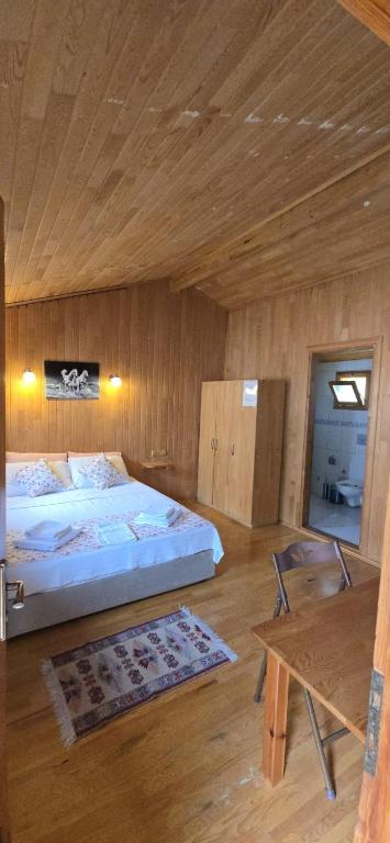 Postel nebo postele na pokoji v ubytování Sera Pansiyon