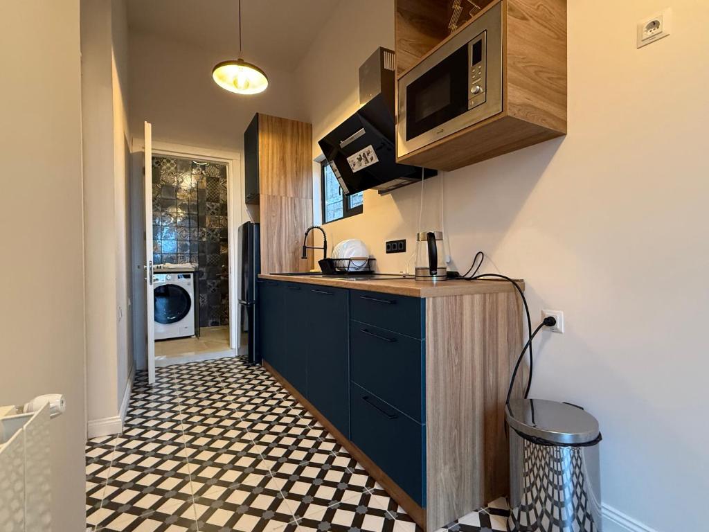 トビリシにあるTeas modern placeのキッチン(青いカウンター、電子レンジ付)