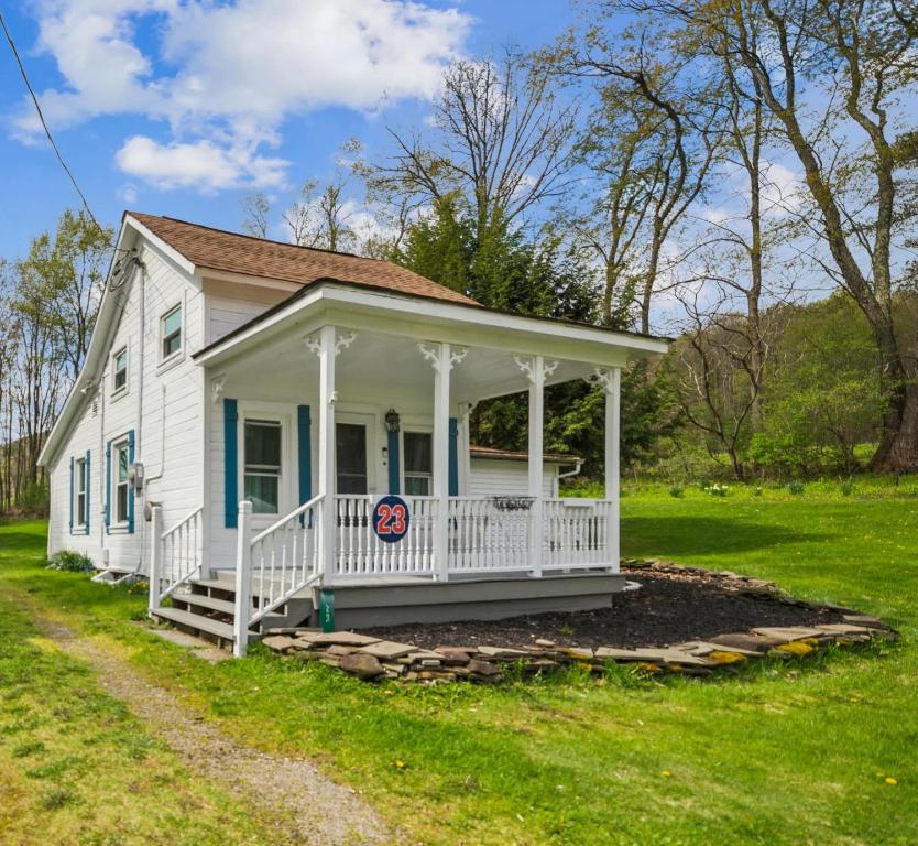Photo de la galerie de l'établissement Cozy Milford Cottage on Half Acre w Deck & Grill, à Milford