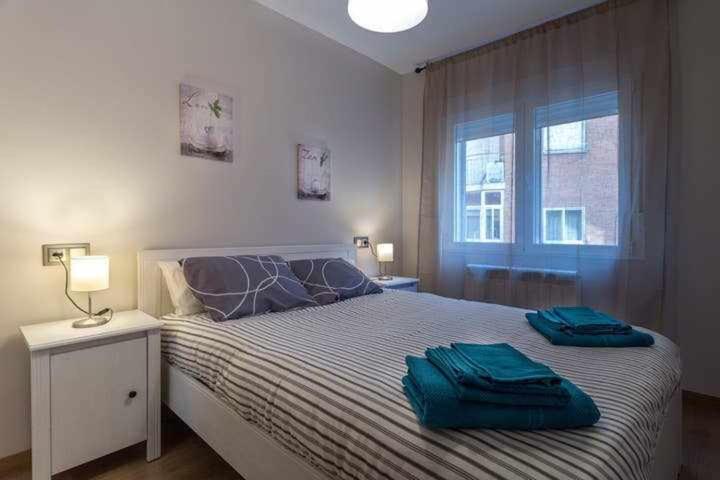 une chambre avec un lit avec deux oreillers bleus dessus dans l'établissement Ferrobús, à Zamora