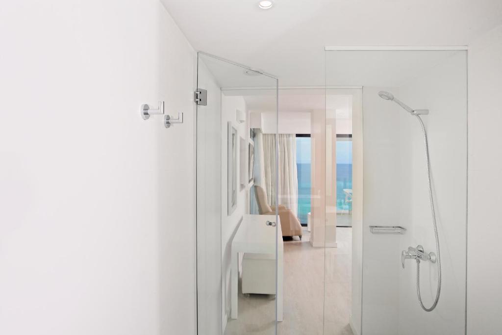 Um banheiro em Iberostar Waves Cala Millor - Adults Only