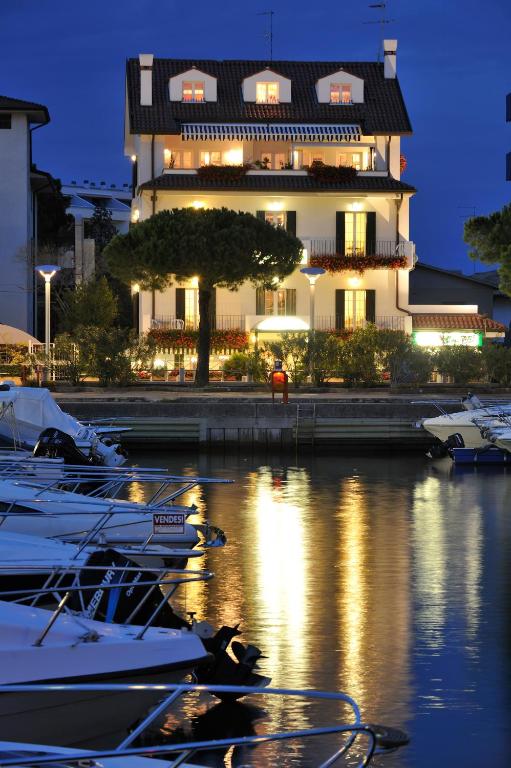 Výhled na řeku, která protéká v blízkosti hotelu