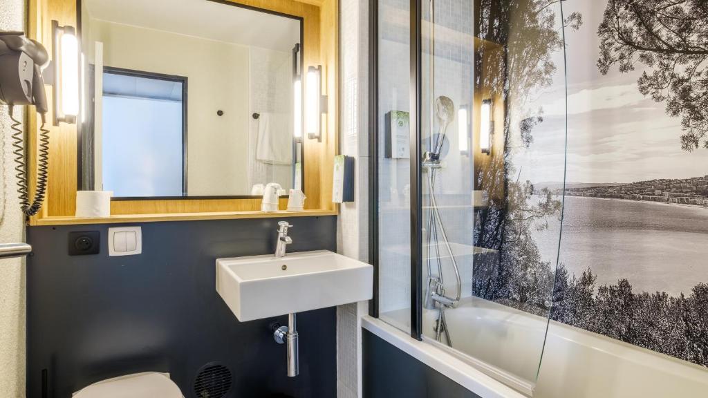 
Standard Room - 1 Queen Bed
