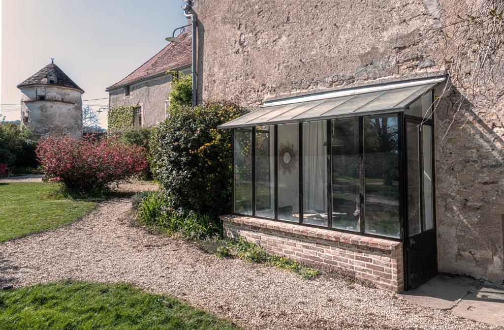 une serre sur le côté d'un bâtiment dans l'établissement La serre, à Bard-lès-Époisses