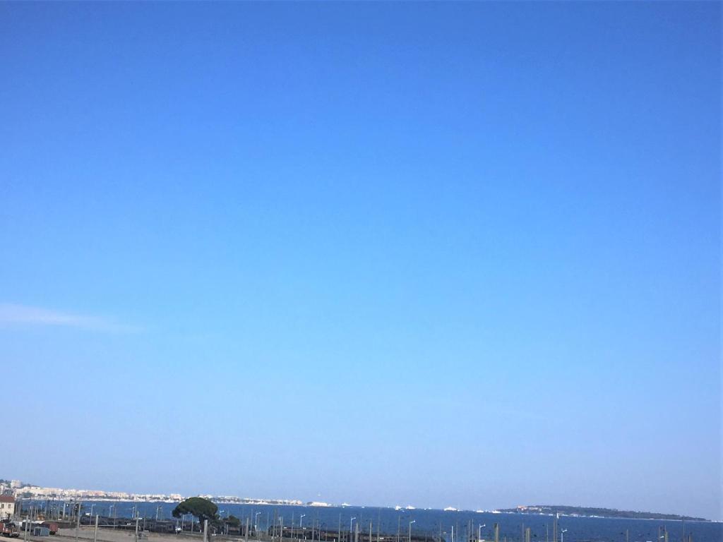 Elle offre une vue sur l'océan et le ciel bleu. dans l'établissement Panoramic view near Mediterranean sea, à Cannes