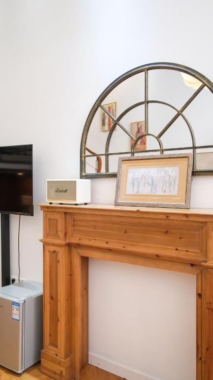 TV a/nebo společenská místnost v ubytování Shanghai Downtown Blossom B&B- Yongkang Road