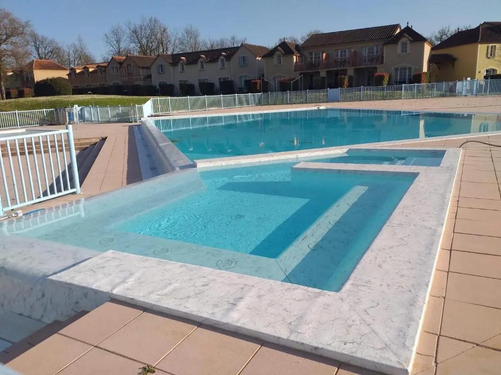 une grande piscine avec de l'eau bleue dans l'établissement Appartement cosy à Monflanquin, 31 m² avec piscine, à Monflanquin