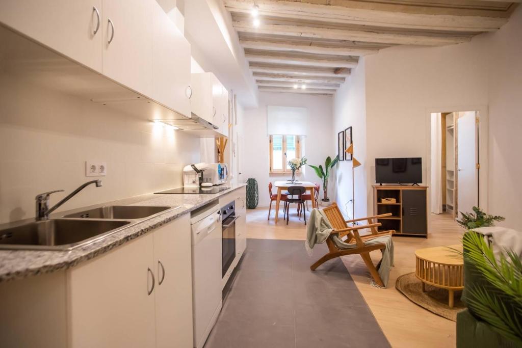 12Ara1093- New Spacious 3BR in the Gothic