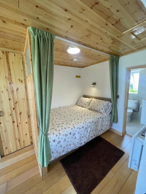 Postel nebo postele na pokoji v ubytování Calla Roundstone
