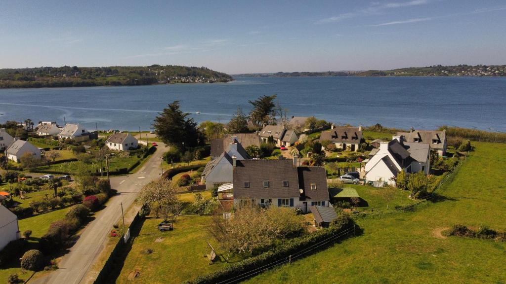 an aerial view of a town with a lake at Maison spacieuse et lumineuse à seulement 1 minute de la mer in Rosnoën