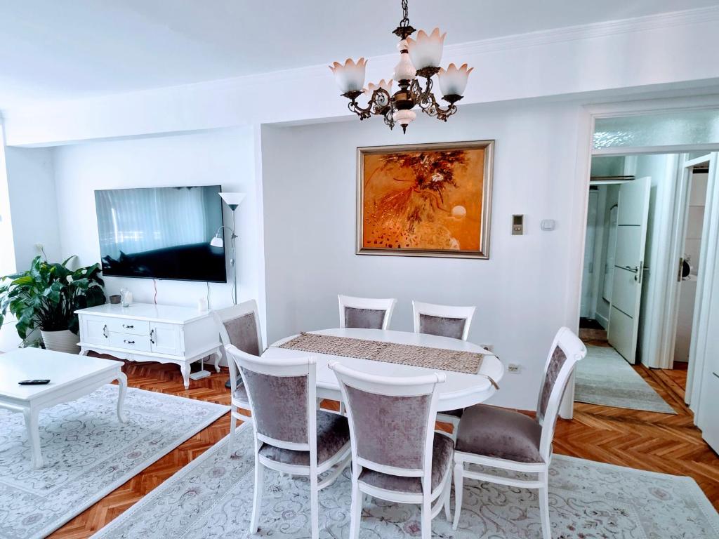 Μια τηλεόραση ή/και κέντρο ψυχαγωγίας στο Turquoise Sunny Apartment